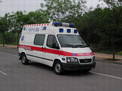 巴里坤哈萨克救护车护送